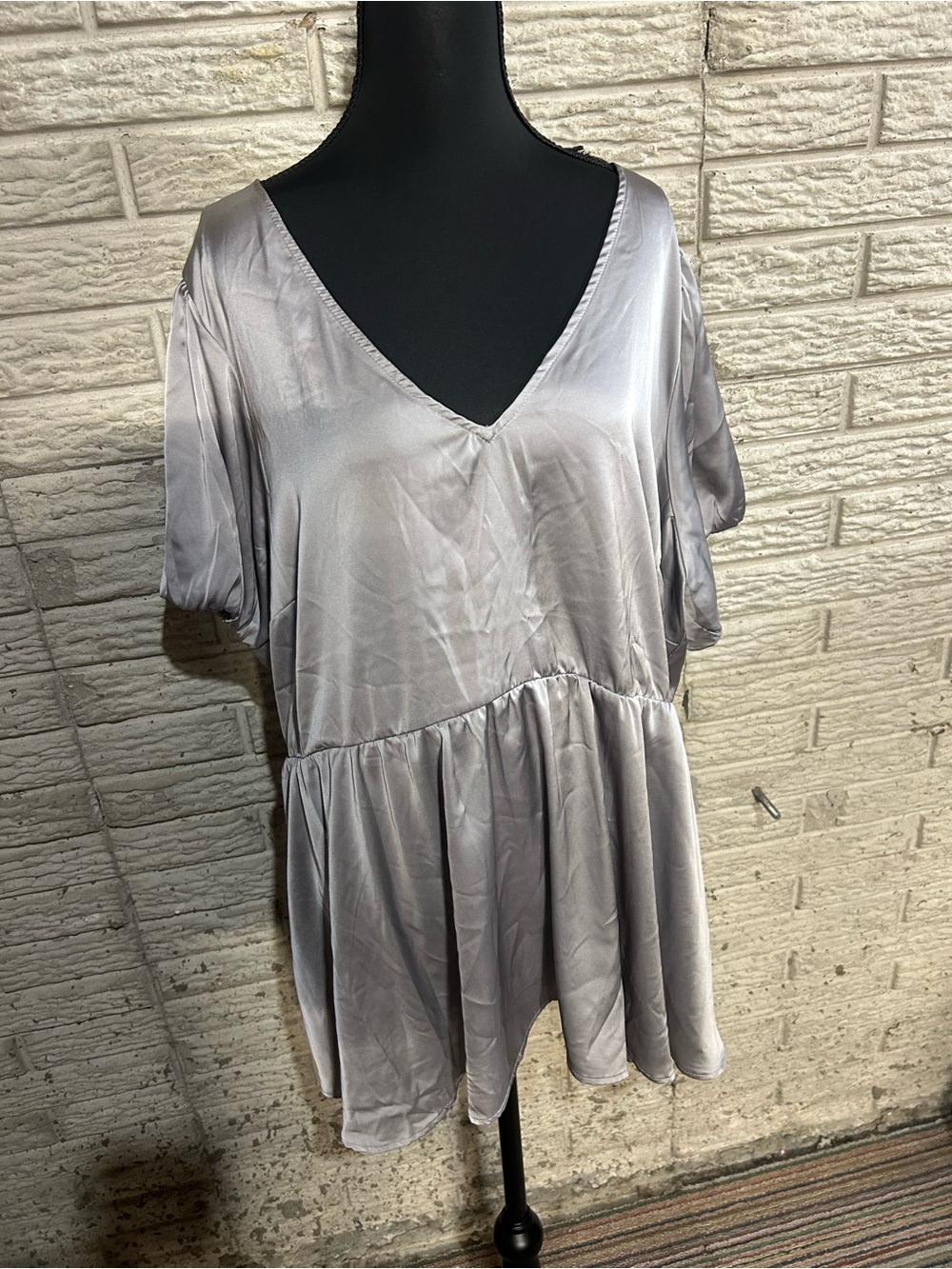 NWT Satin V-Neck Puff Short Sleeve Blouse in Grey/Silver Size 3 3X 22-24 Formal